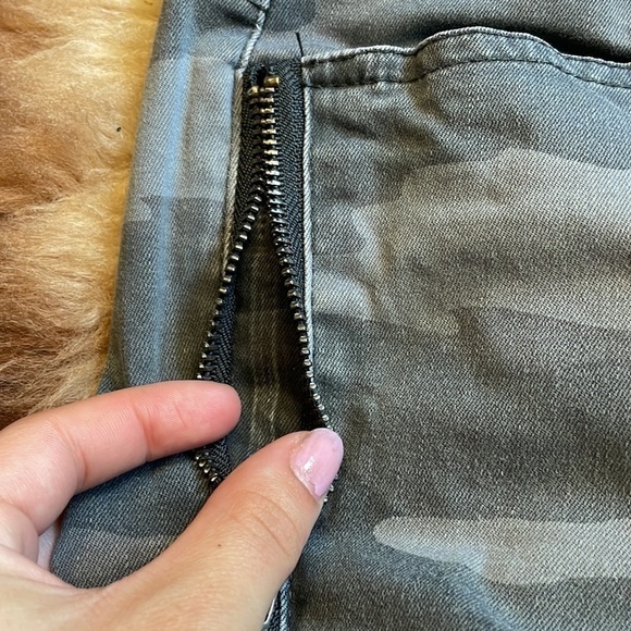 Democracy Gray Camouflage Ab Technology Jeans - Picture 7 of 9